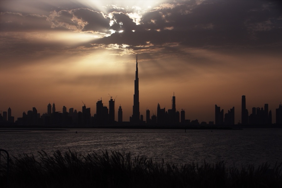 Dubái al atardecer, con el Burj Khalifa
