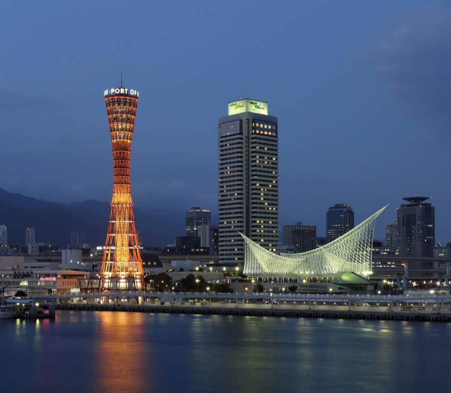 La torre del puerto de Kobe al anochecer